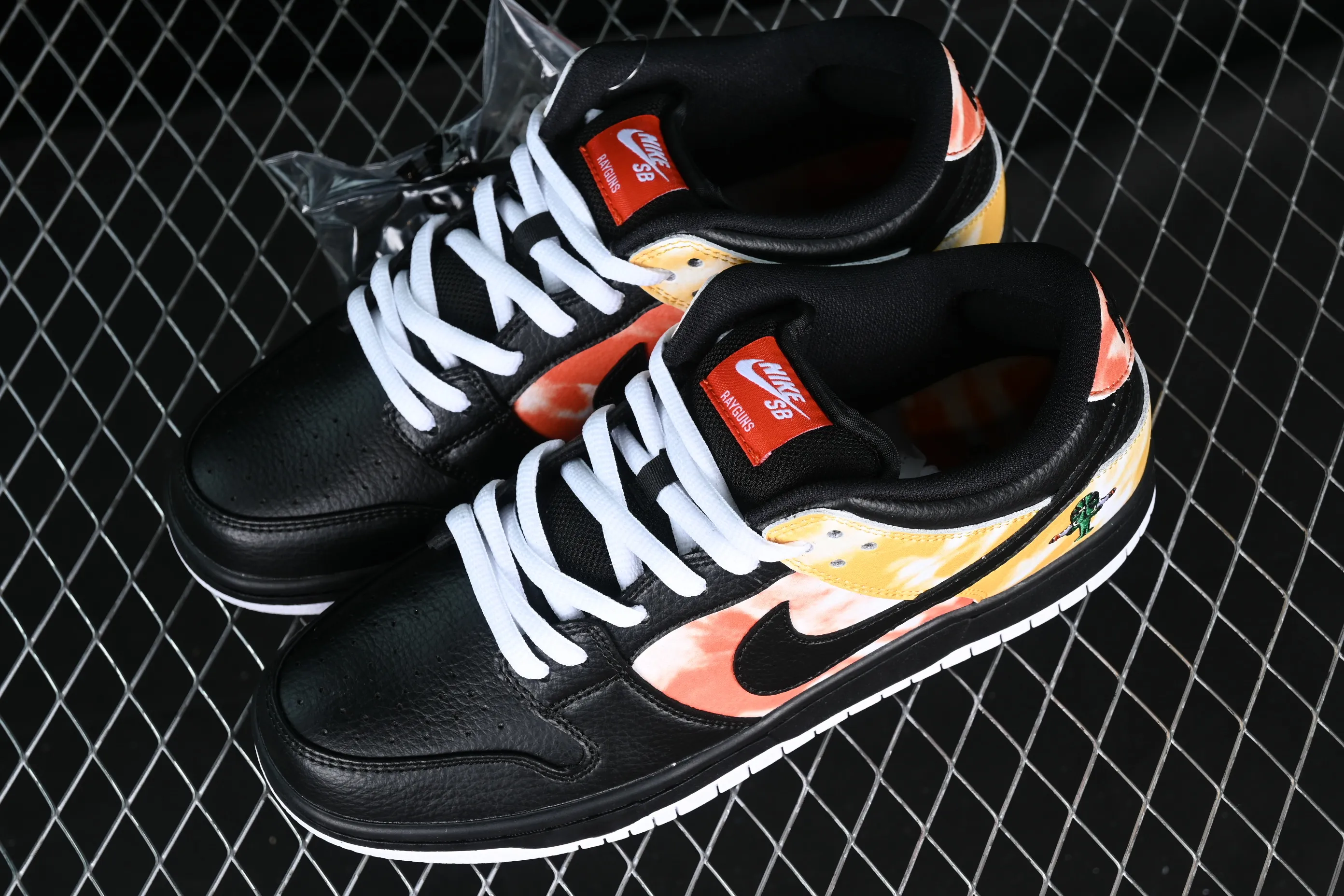 All categories Nk SB Dunk series Nk SB Dunk Low low-top sneakers Nk SB Dunk Low "Raygun" alien embroidery SB smashed backboard fashion casual sneakers BQ6832-001